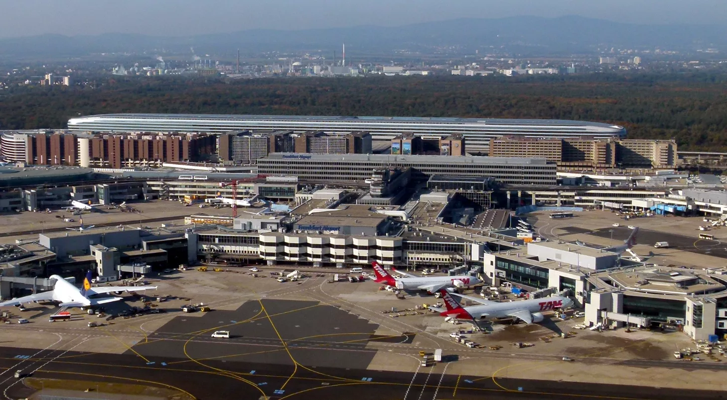 Sneeuw legt luchthaven Frankfurt plat