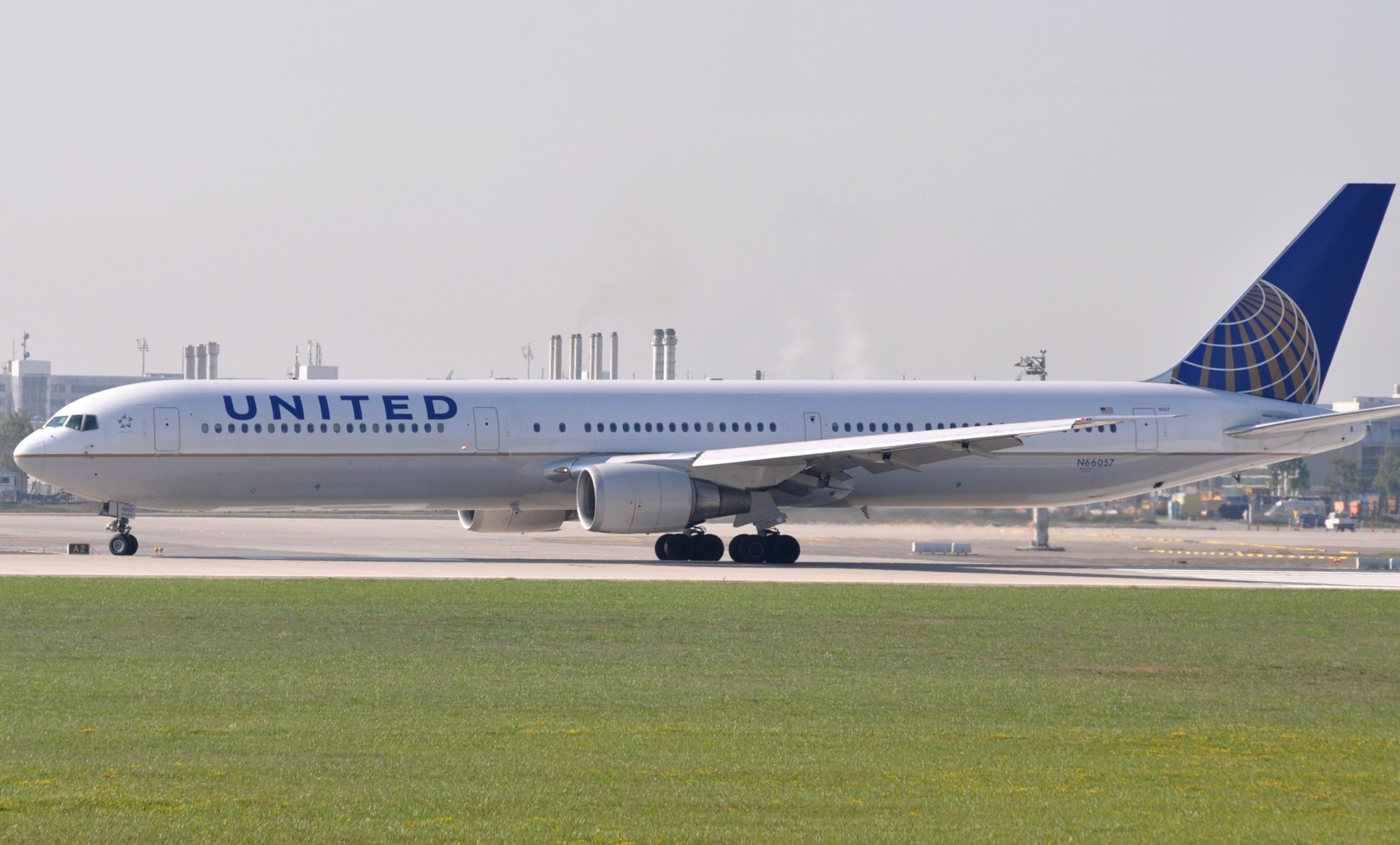 United B767-400 raakt bestelwagen en lantaarnpaal bij landing in Newark