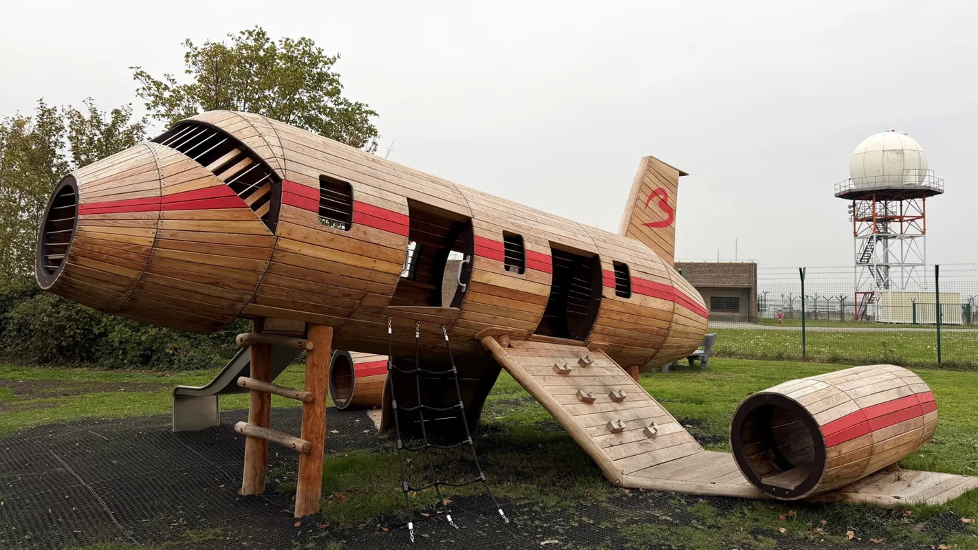 Nieuwe speeltuigen voor spottersplek naast baan 01